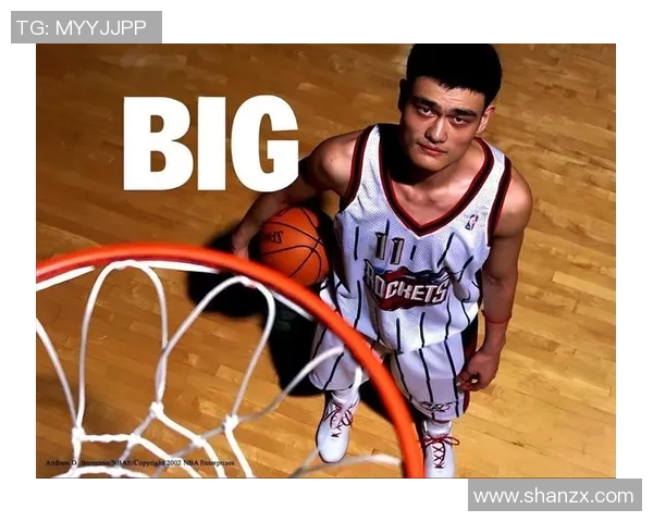 迪奥在赛场上全力防守姚明展现篮球对抗的精彩瞬间与战术智慧